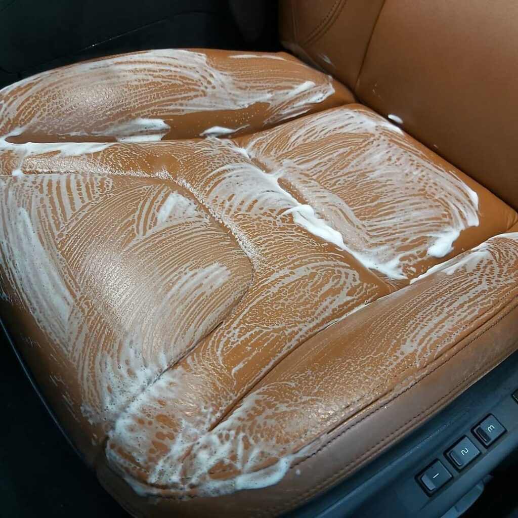 Profesjonalne mycie i pielęgnacja brązowej skórzanej tapicerki samochodowej – Leather Concept. Usługi tapicerskie w Katowicach i okolicach.