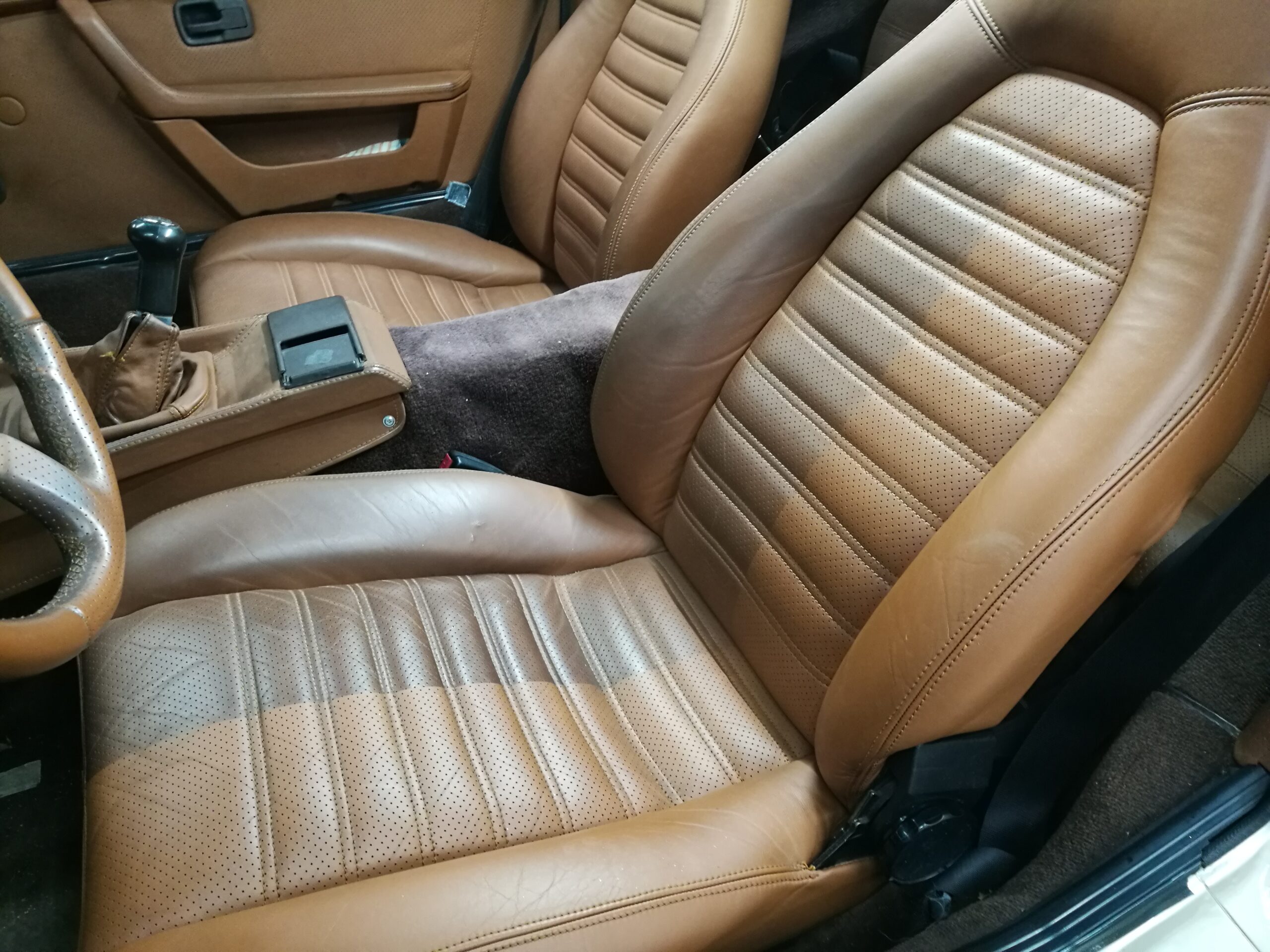 Ciemnobrązowa skórzana tapicerka samochodowa w idealnym stanie po renowacji wykonanej przez Leather Concept – firmy specjalizującej się w naprawie i pielęgnacji tapicerki skórzanej na terenie aglomeracji śląskiej.