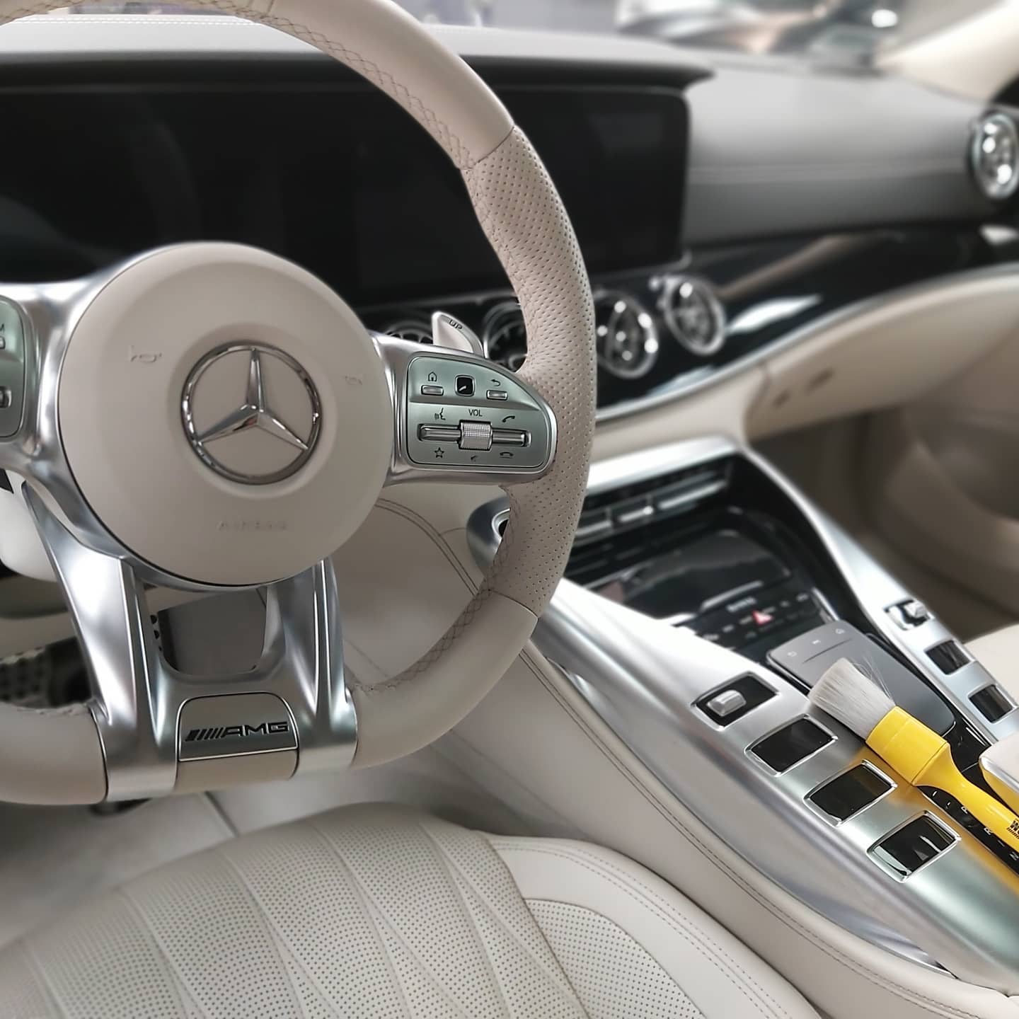 Idealna biała skórzana tapicerka samochodu Mercedes AMG Precyzyjna renowacja białej skórzanej kierownicy Mercedesa AMG. Dobre, matowe wykończenie podkreśla autentyczny i luksusowy charakter prestiżowego samochodu.