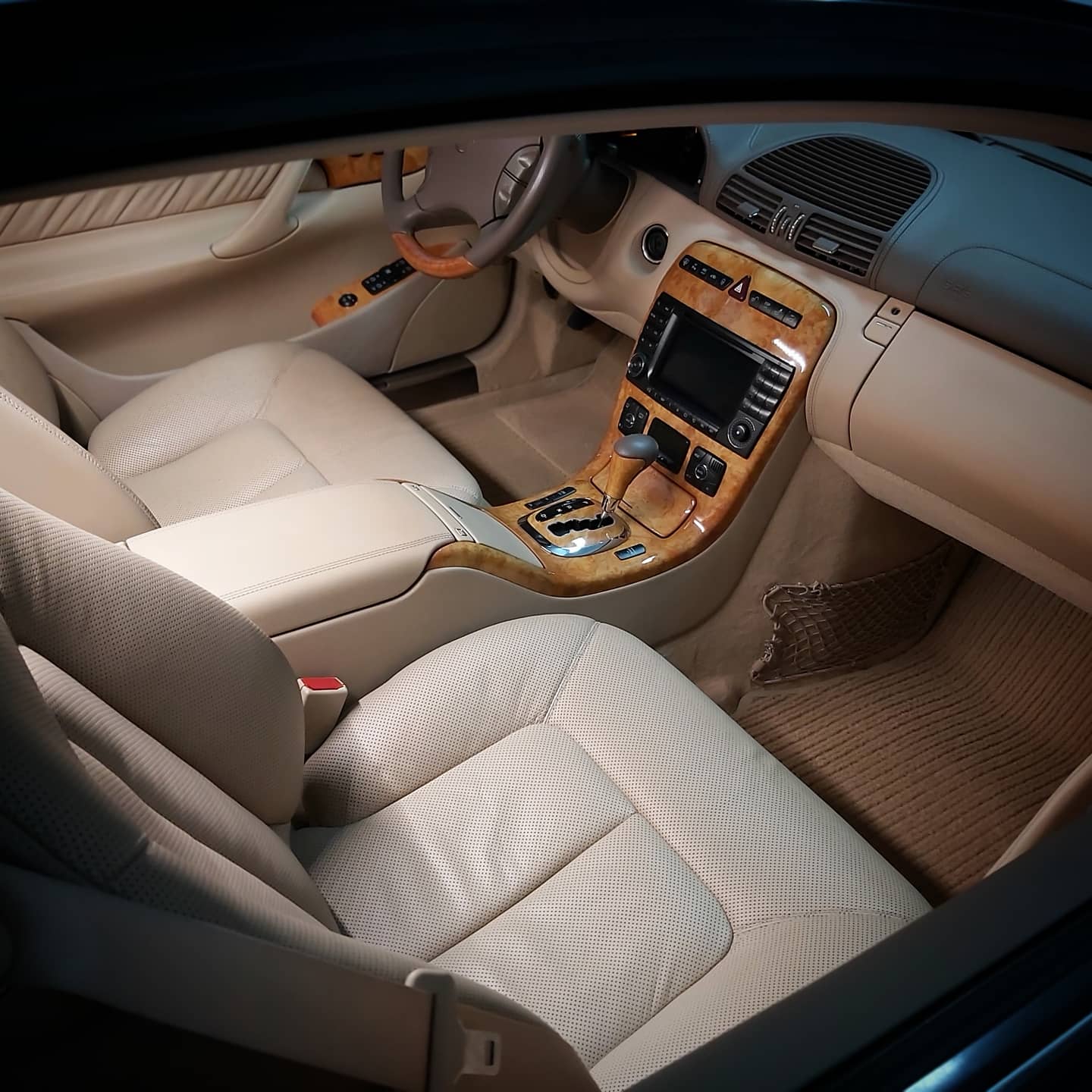 Jasne wnętrze samochodu z bardzo ładną i zadbaną tapicerką. Jasne, zadbane wnętrze samochodu przedstawiające fotele i deskę rozdzielczą w perfekcyjnym stanie, dzięki renowacji i naprawie Leather Concept.